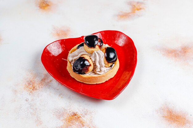 Lekkere huisgemaakte pistache eclairs met witte chocolade.