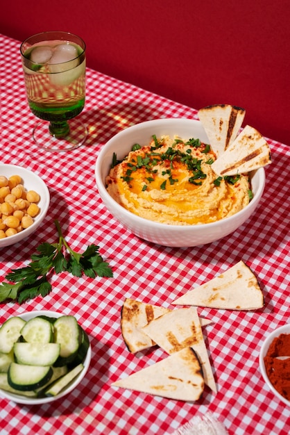 Gratis foto lekkere hummus en komkommer hoge hoek