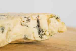 Gratis foto lekkere kaas op een houten bord