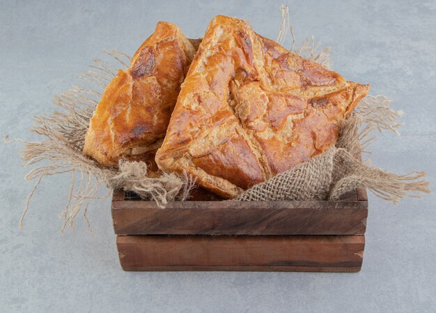 Lekkere khachapuri gebakjes in houten kist.