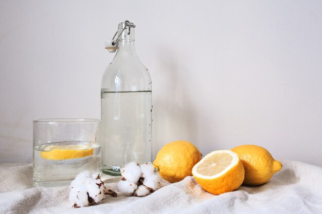 Lekkere koele drank met citroen op witte katoenen stof