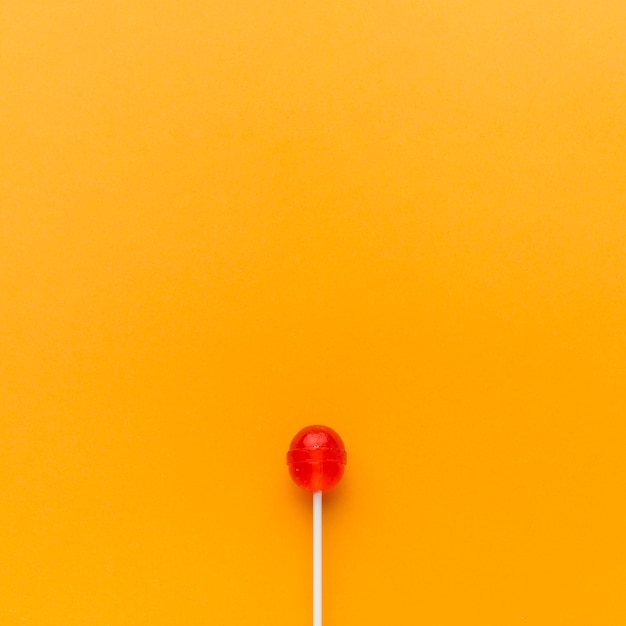 Lekkere lolly op oranje tafel