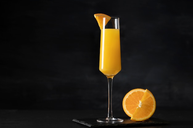 Lekkere mimosa-cocktail met donkere achtergrond