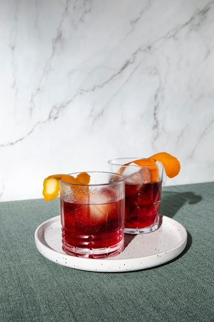 Lekkere negroni-cocktails met olijven onder een hoge hoek