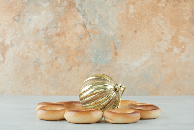 Lekkere ronde zoete koekjes met gouden kerstbal op witte backround. hoge kwaliteit foto