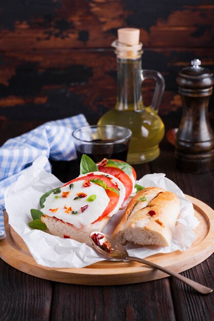 Lekkere sandwich met mozzarella op een bord