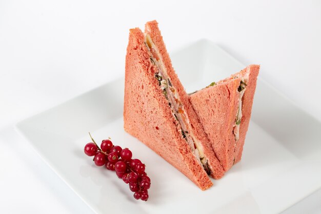 Lekkere sandwich met roze brood op een witte plaat