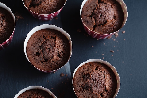 Gratis foto lekkere smakelijke chocolademuffins in kopjes.