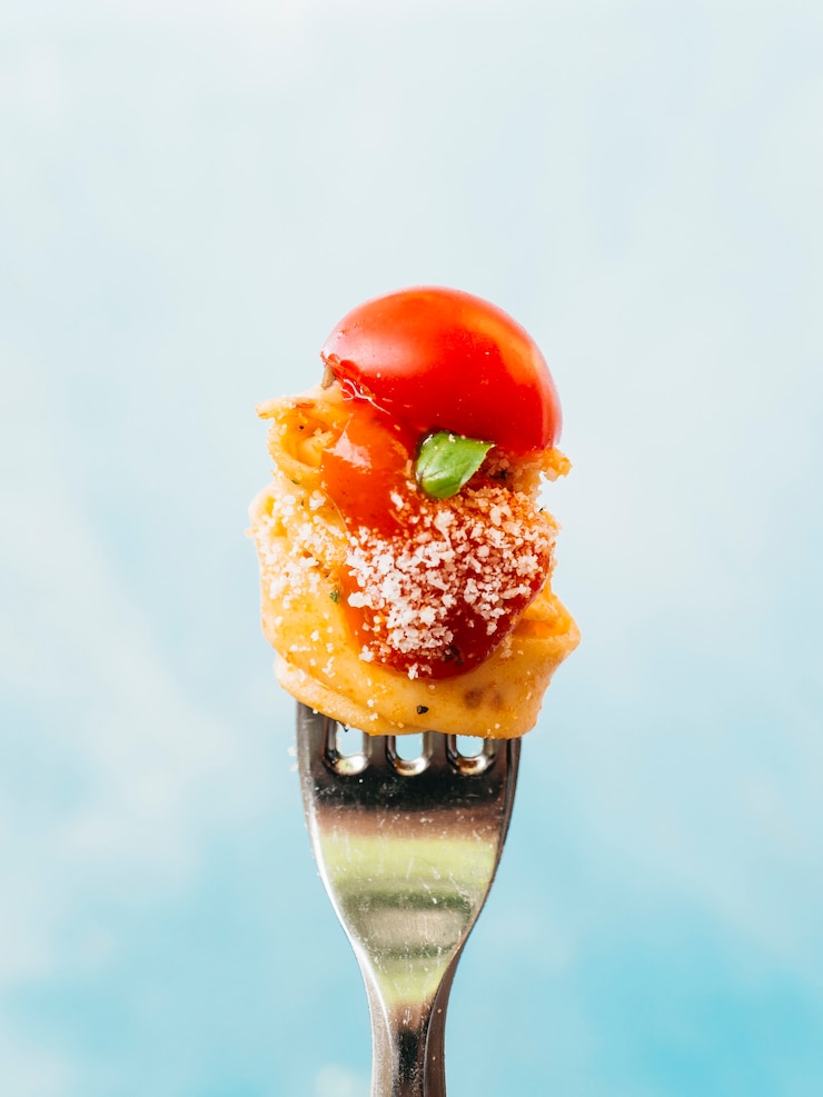 Gratis Foto lekkere spaghetti gewikkeld rond vork
