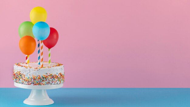 Lekkere taart en kleurrijke ballonnen