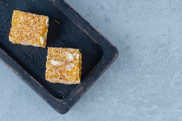 Lekkere Turkse lekkernijen op een houten bord, op de theedoek, op marmeren tafel