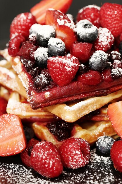 Lekkere wafel met bosbessen en aardbeien