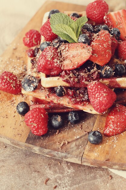 Lekkere wafel met bosbessen en aardbeien