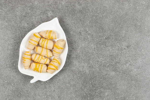 Lekkere zelfgemaakte koekjes op bladvormige plaat