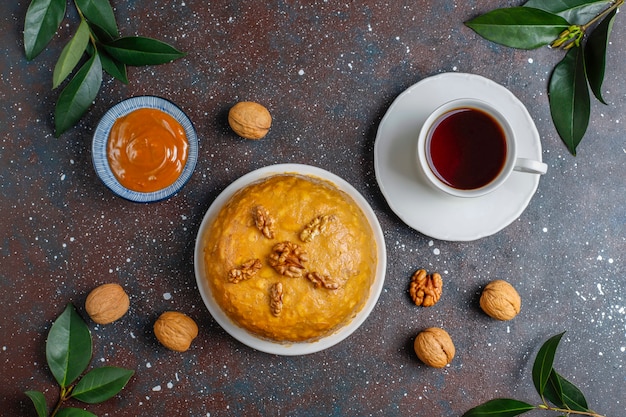 Lekkere zelfgemaakte sovjet traditionele anthill cake met walnoot, gecondenseerde melk en koekjes