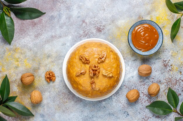 Lekkere zelfgemaakte Sovjet traditionele Anthill cake met walnoot, gecondenseerde melk en koekjes