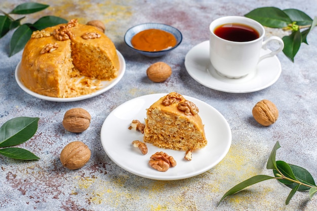 Lekkere zelfgemaakte Sovjet traditionele Anthill cake met walnoot, gecondenseerde melk en koekjes