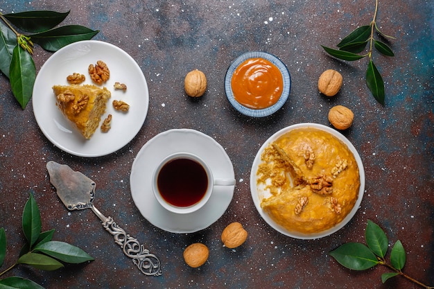 Lekkere zelfgemaakte Sovjet traditionele Anthill cake met walnoot, gecondenseerde melk en koekjes