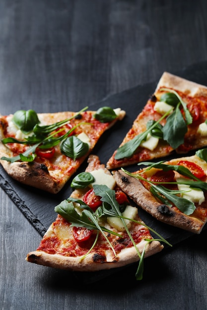 Lekkere zelfgemaakte traditionele pizza, Italiaans recept