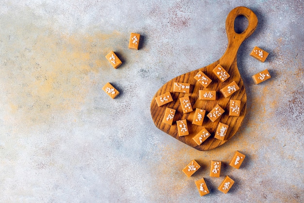 Lekkere zoute karamel fudge snoepjes met zeezout, bovenaanzicht