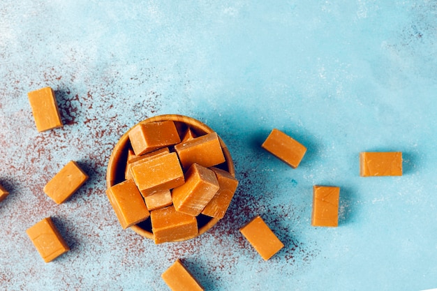 Gratis foto lekkere zoute karamel fudge snoepjes met zeezout, bovenaanzicht