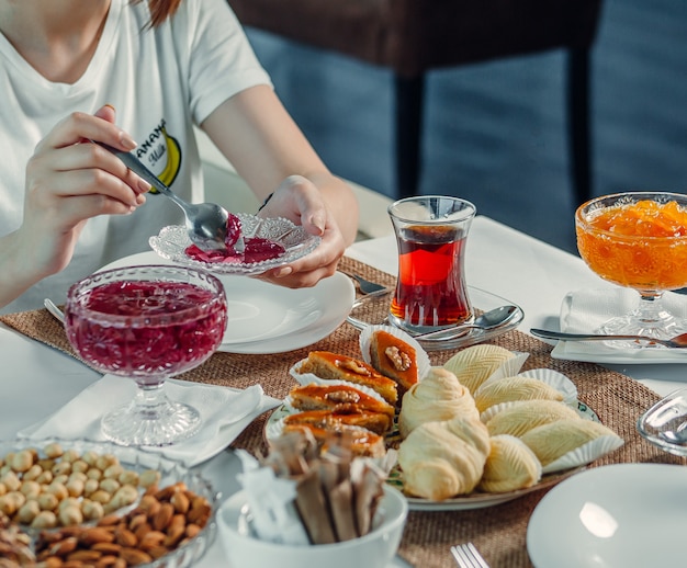 lekkernijen en zwarte thee op de tafel