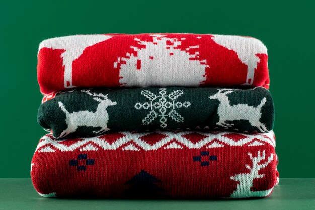 Lelijke kersttruien met groene achtergrond