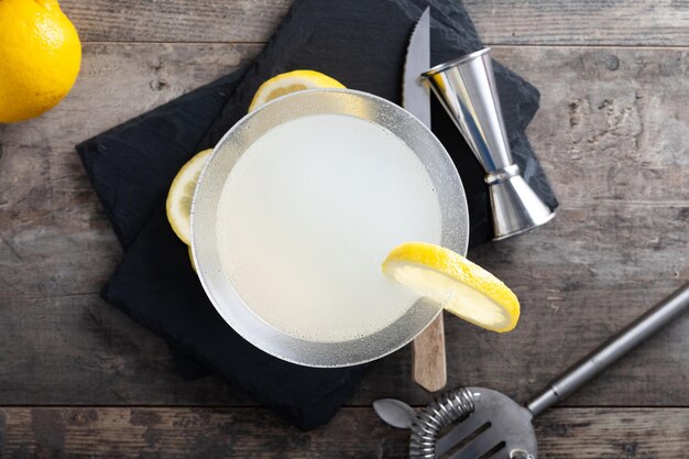 Lemon drop martini cocktail op houten tafel