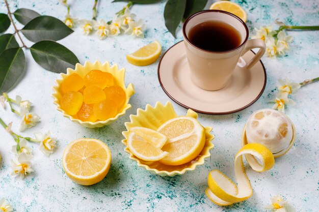 Lemon jelly snoepjes met verse citroenen, bovenaanzicht