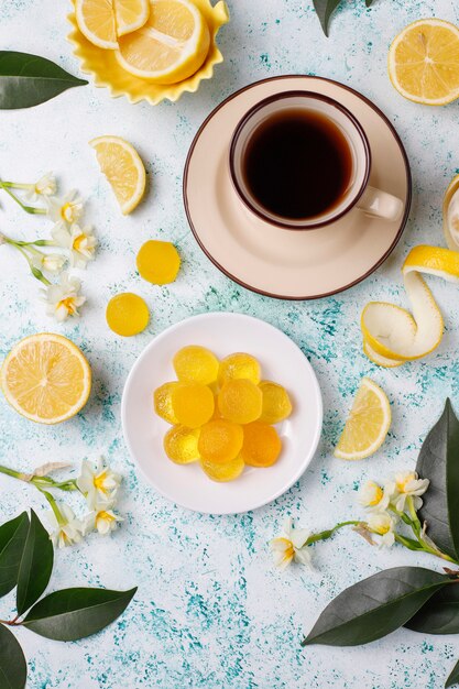 Lemon jelly snoepjes met verse citroenen, bovenaanzicht