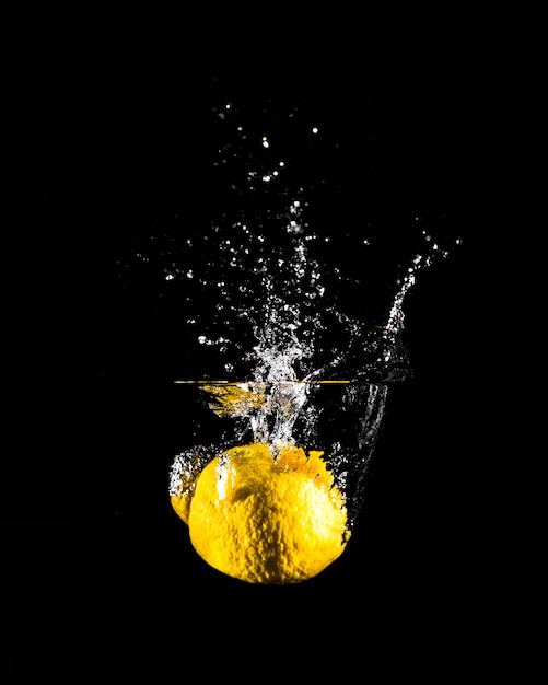 Lemon storten in het water