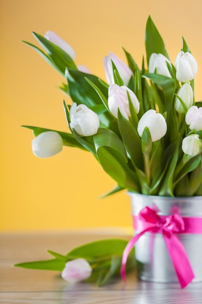 Gratis foto lente decoratie van witte tulpen