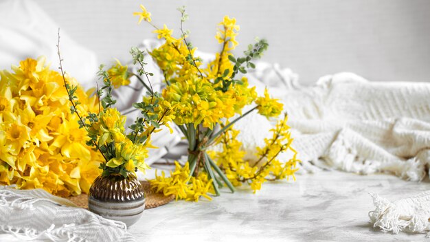 Lentebloemen en bloemen in een gezellige huiselijke sfeer.