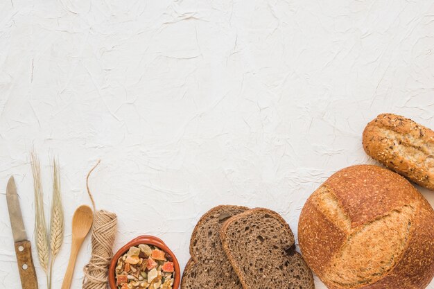 Lepel en mes in de buurt van noten en brood