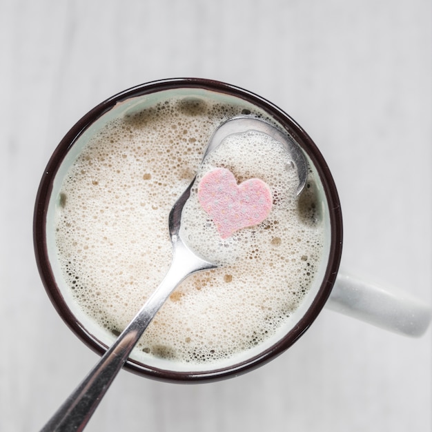 Lepel met hart in kopje koffie