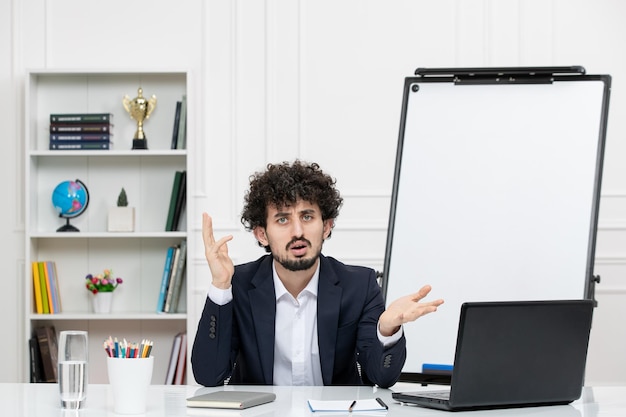 Leraar brunette instructeur met computer in pak en whiteboard in klaslokaal zwaaiende handen