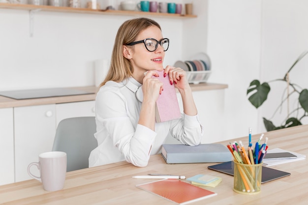 Leraar die haar lessen thuis online doet