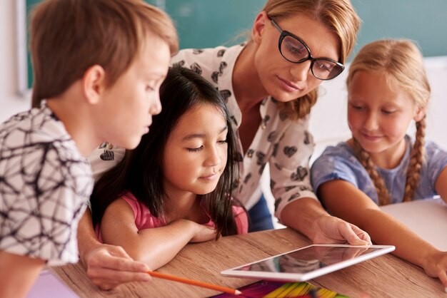 Leraar die nieuwe dingen aan leerlingen uitlegt
