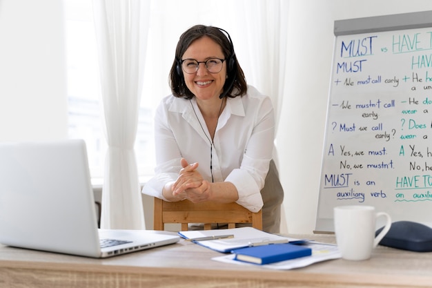 Leraar doet haar Engelse les met een whiteboard