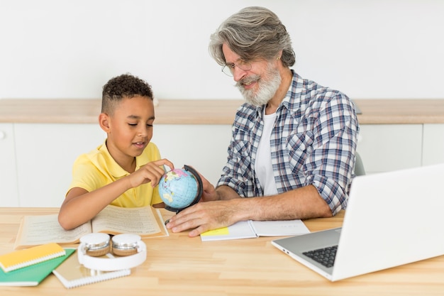 Leraar en student die aardebol bekijken