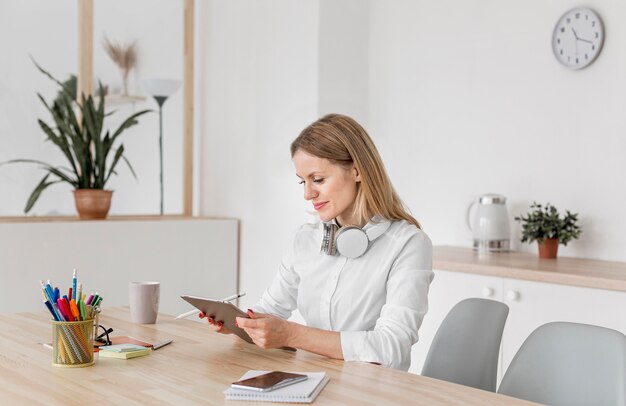 Leraar in gesprek met haar leerlingen via een tablet