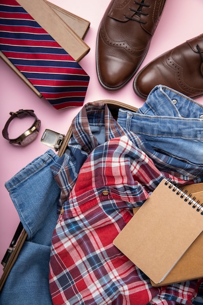 Gratis foto leren koffer vol schoenen en kleding