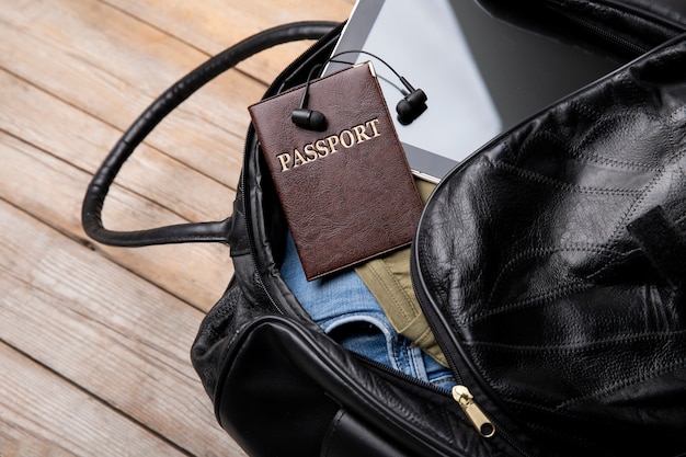 Leren tas voor op reis met koptelefoon en paspoort