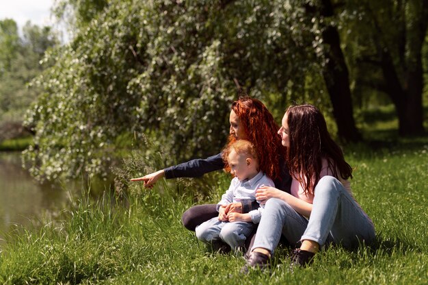 Lesbisch koppel brengt tijd door met hun kind in het park