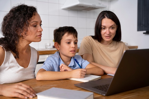 Lesbisch koppel helpt hun zoon met zijn huiswerk