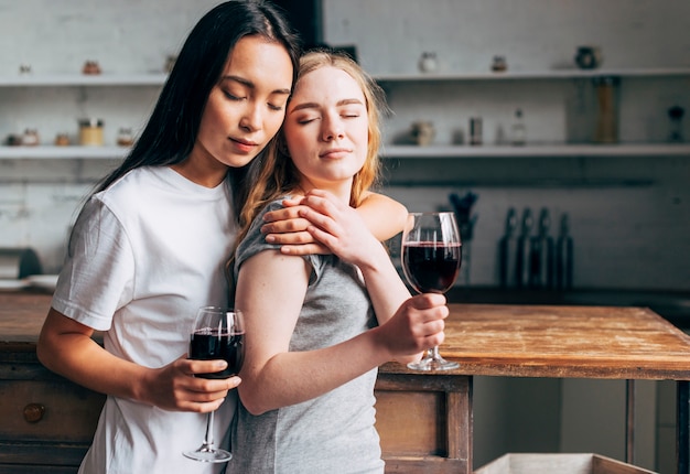 Lesbisch paar dat wijn drinkt