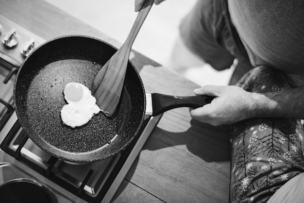 Lesbisch paar samen in de keuken koken