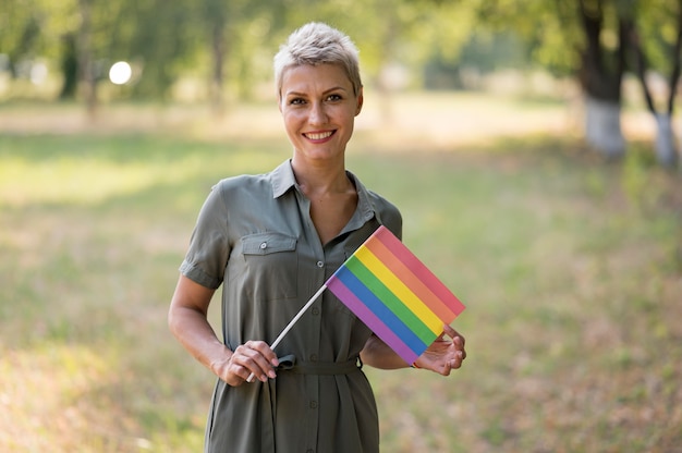 Gratis foto lesbische vrouw met vlag