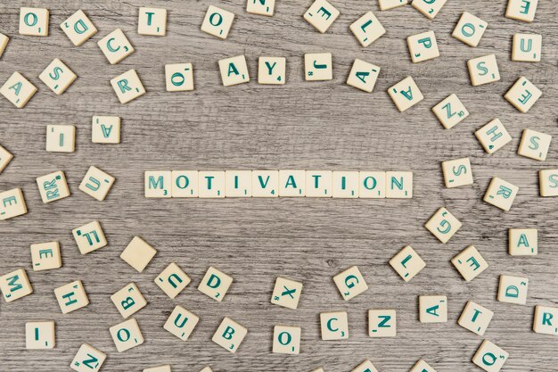 Letters die het woord motivatie vormen