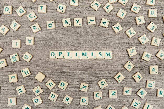 Letters die het woord optimisme vormen